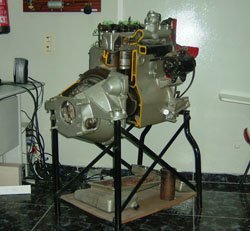 Motor a diesel presente na sala de mecânica da Escola de Condução Automóvel de Macedo