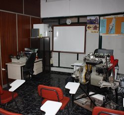 Sala de mecânica da Escola de Condução Automóvel de Macedo