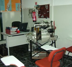 Sala de mecânica da Escola de Condução Automóvel de Macedo