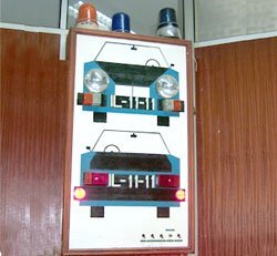 Painel de luzes de veículo ligeiro, presente na sala teórica da Escola de Condução Automóvel de Macedo
