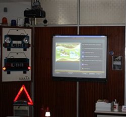 Quadro de projecção da sala teórica da Escola de Condução Automóvel de Macedo