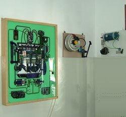 Painel com sistema eléctrico, existente na sala de mecânica da Escola de Condução Automóvel de Macedo